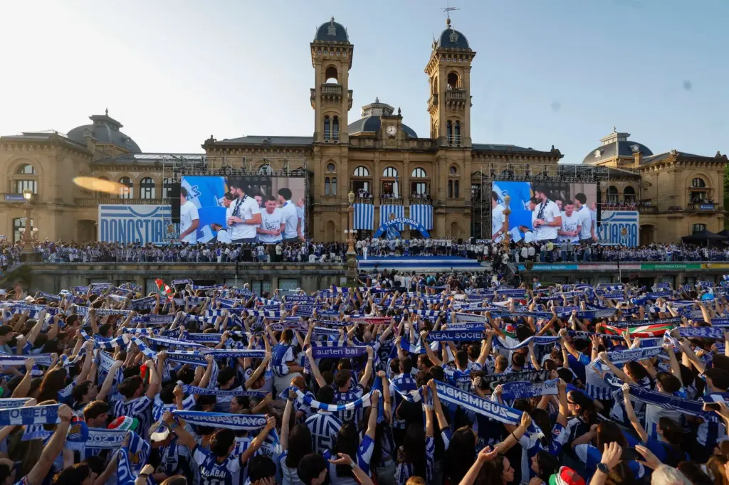 San Sebastián merges with Real Sociedad to celebrate the Cup