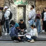 Long queues and confusion on the first day for regularization: “I don't have a digital certificate and it's impossible for me to get an appointment”