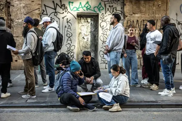 Long queues and confusion on the first day for regularization: “I don't have a digital certificate and it's impossible for me to get an appointment”