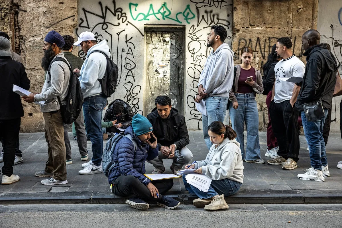 Long queues and confusion on the first day for regularization: “I don't have a digital certificate and it's impossible for me to get an appointment”