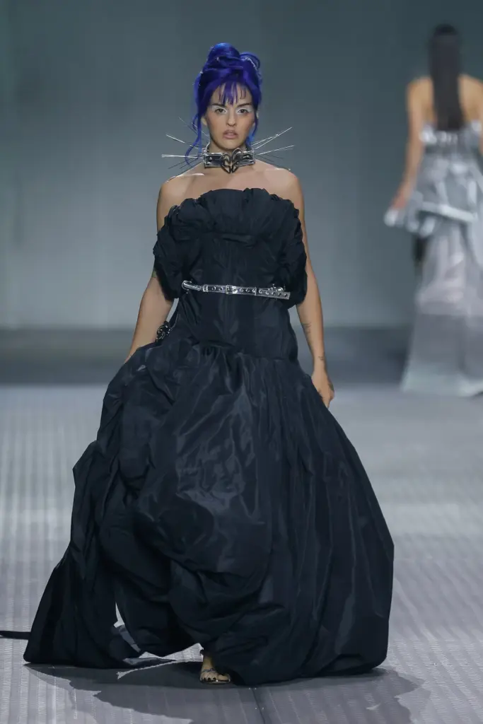 Carmen Lomana walks with Metrika at Dominnico's tenth anniversary: "We represent ourselves to the world through clothing"