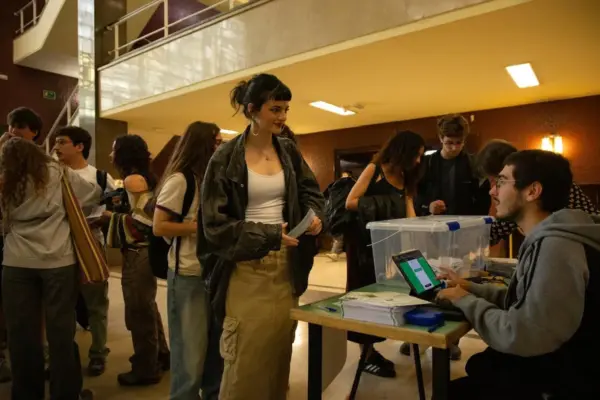 Thousands of professors and students from Complutense simulate a “referendum” to highlight that the cuts continue