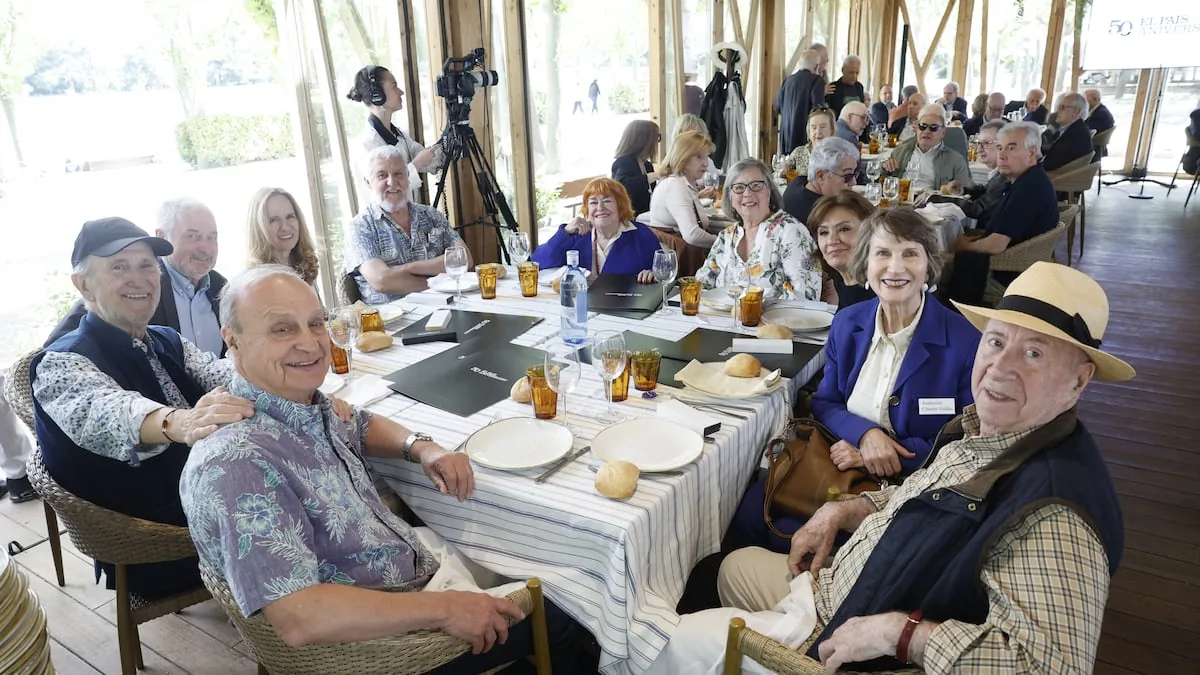 The day the first newsroom of EL PAÍS reunited, 50 years later