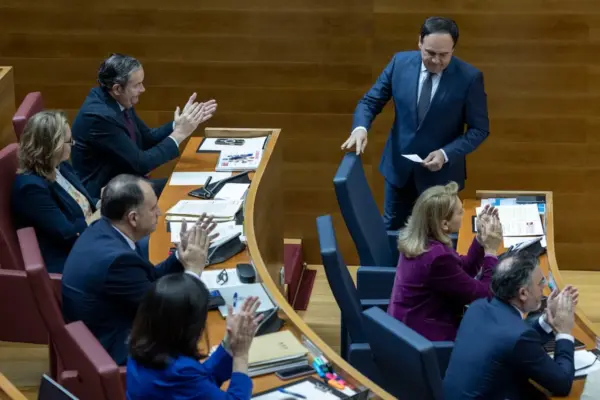 Pérez Llorca accuses the Government of regularizing immigrants for an "electoral issue" and supports Vox to protect two Francoist crosses