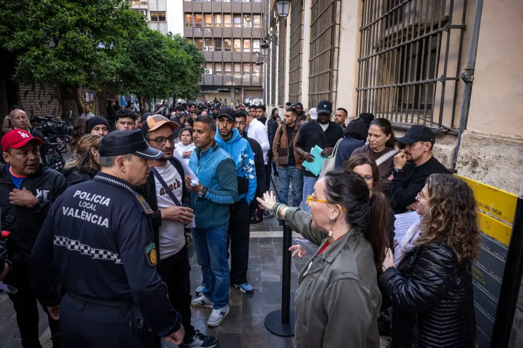 Long queues and confusion on the first day for regularization: “I don't have a digital certificate and it's impossible for me to get an appointment”