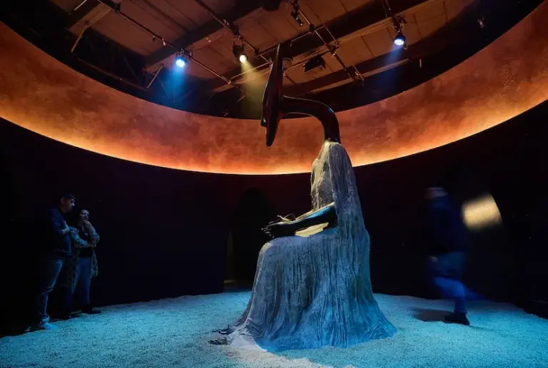 Entre sombras, esculturas y un laberinto onírico: las obras de Leonora Carrington vuelven a Ciudad de México en una exposición sensorial
