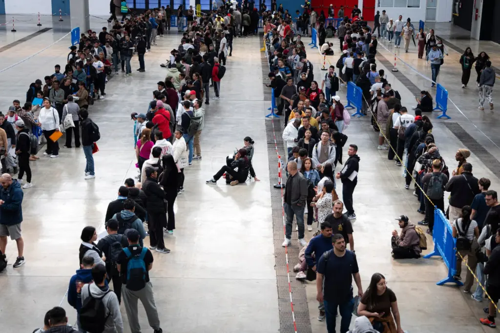 Thousands of people queue in L’Hospitalet: “With regularization, I'm looking for some stability”