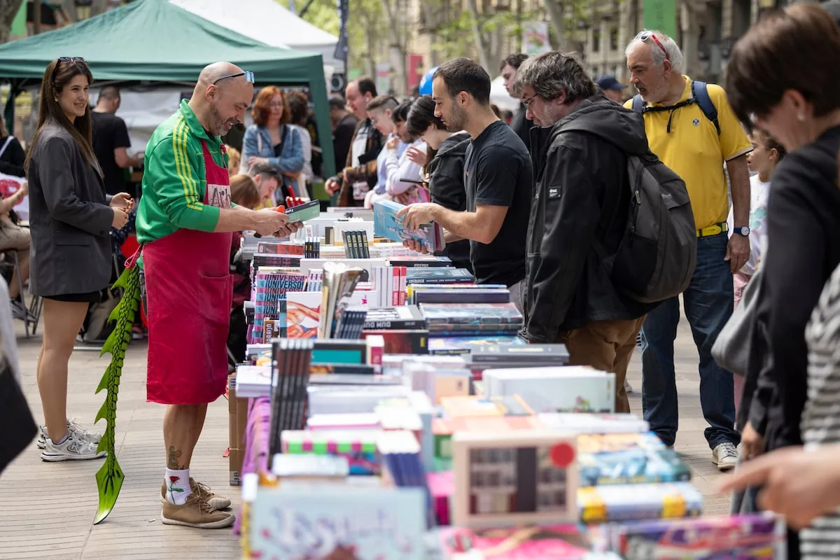 Sant Jordi moves to Portal de l’Àngel and the Cathedral to avoid the works on the Ramblas