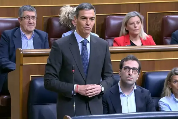 Feijóo criticizes the lack of investment and Sánchez responds: “You finance yourselves off the books and want workers off the books”