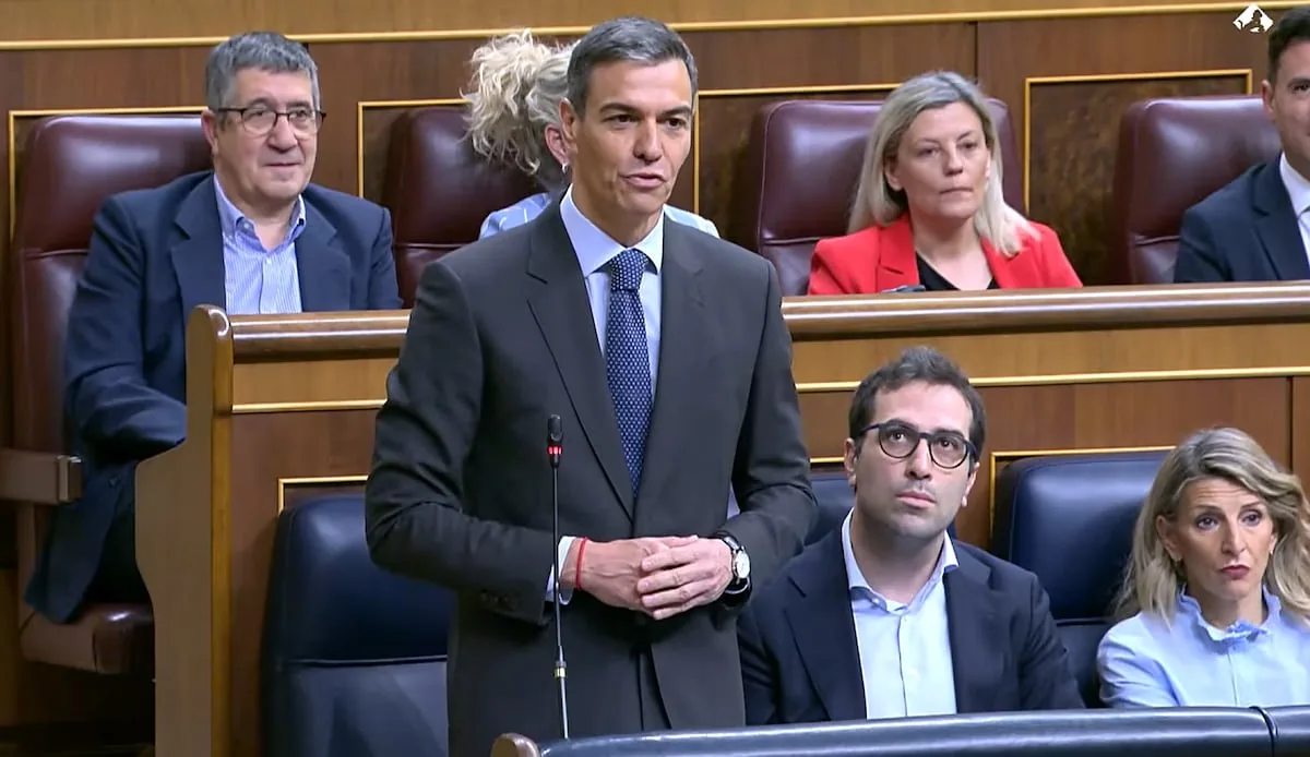 Feijóo criticizes the lack of investment and Sánchez responds: “You finance yourselves off the books and want workers off the books”