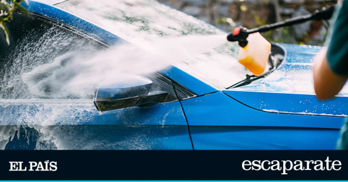 The Kärcher accessory for cleaning the car with foam like in a car wash
