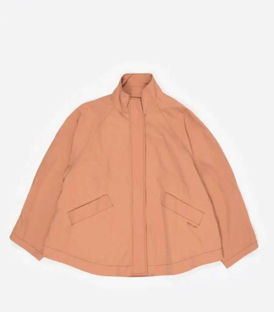 The short trench coat, a new interpretation perfect for transitional weather