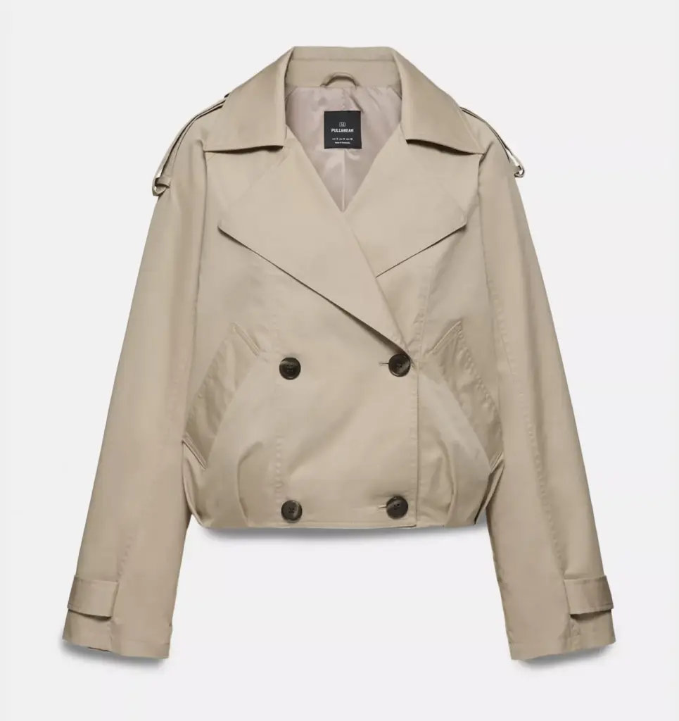 The short trench coat, a new interpretation perfect for transitional weather