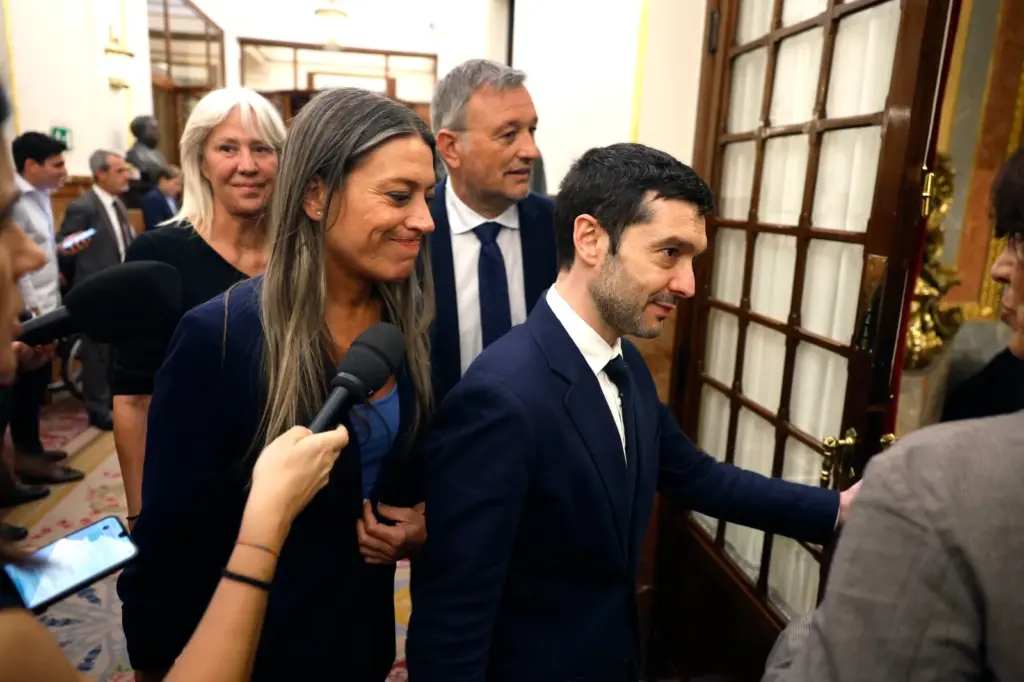 The right-wing parties overturn the rental decree amid criticism of the PSOE from its left