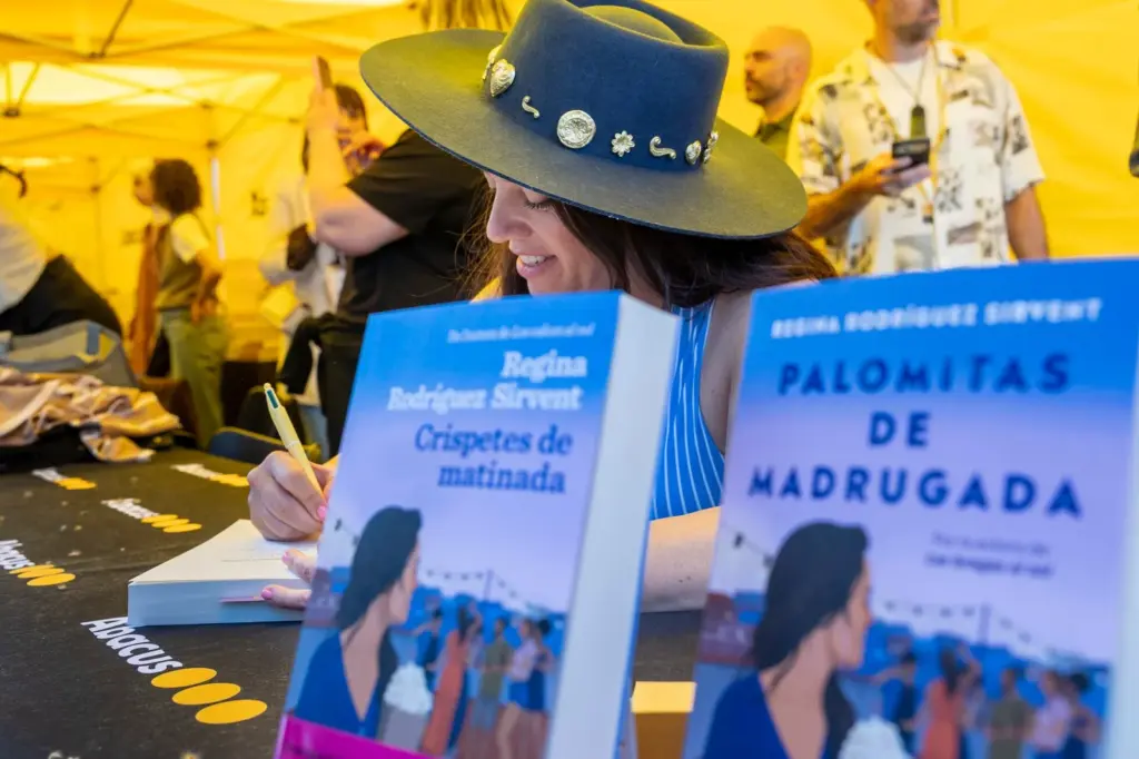 Young people at Sant Jordi's signings: “This book, once signed, becomes a treasure”