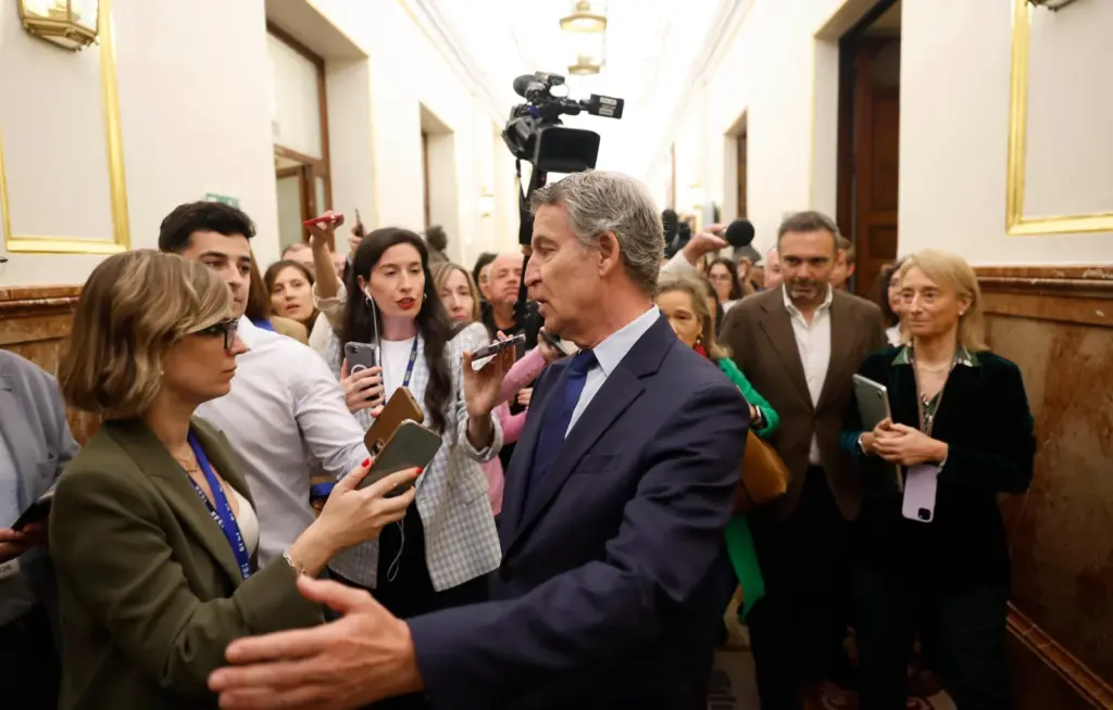 Feijóo warns that foreigners who "abuse women or steal" will be regularized