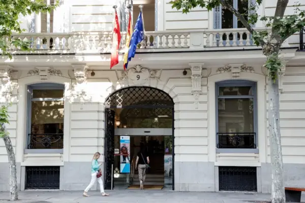 The Madrid Bar Association delays by one year the opening of its controversial and risky university business