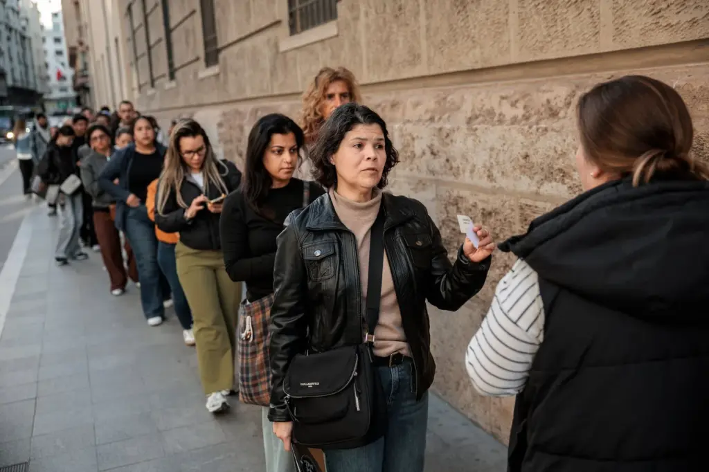 “They keep receiving messages”: the first day of immigrant regularization overwhelms associations and lawyers