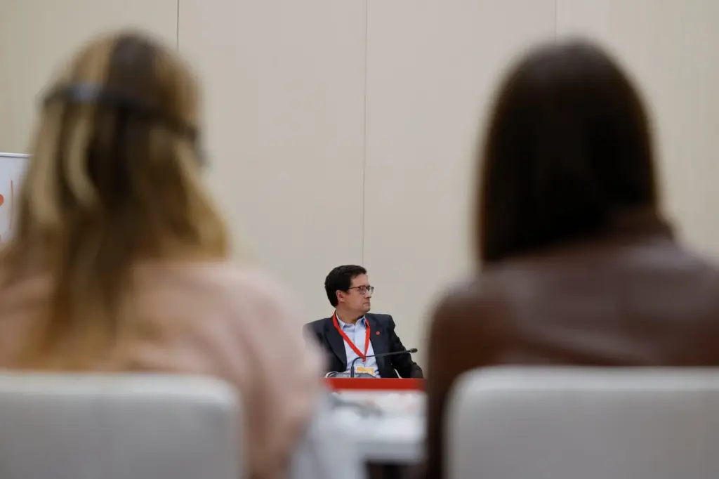 Óscar López: “The far right plays hard on social media. We have to move fast and regulate them”