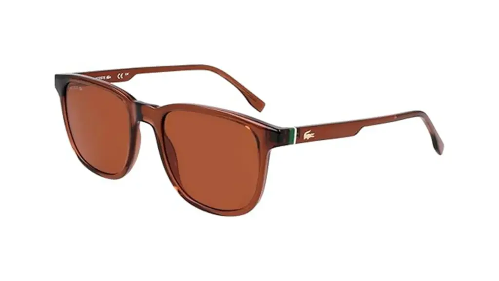 Gafas de sol para hombre sobre fondo blanco.