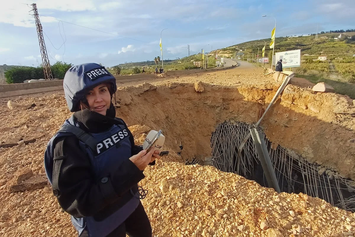 Israel shoots at rescuers while they search for a journalist under the rubble in Lebanon