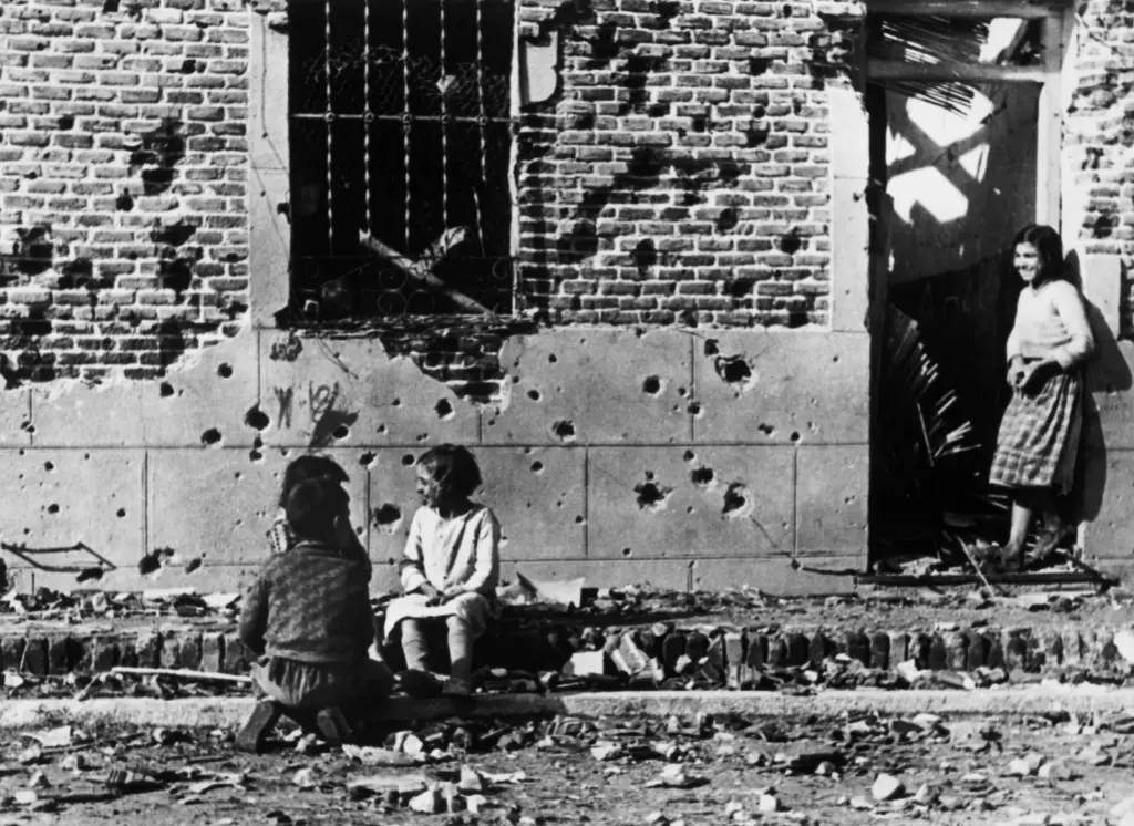 Cynthia Young, manager of the Robert Capa legacy: “The cultural center of the Madrid City Council has nothing to do with him”
