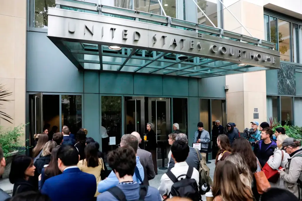Journalists and curious onlookers gathered at the doors of the Oakland court, in California, to attend the trial between Elon Musk and Sam Altman, on April 28, 2026.