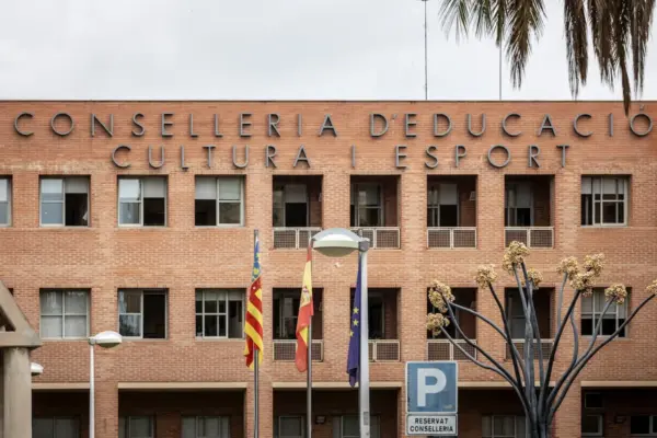 Dimite un cargo de Educación que publicó un libro con descripciones denigratorias del profesorado
