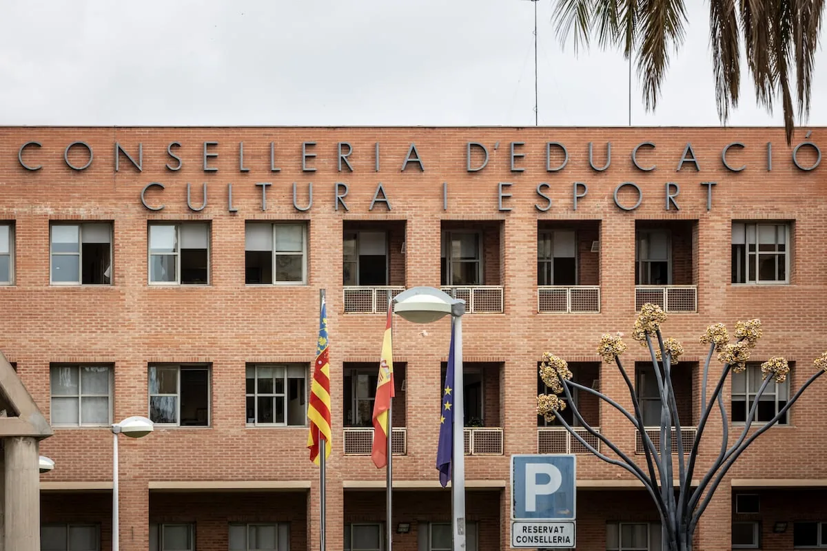 Dimite un cargo de Educación que publicó un libro con descripciones denigratorias del profesorado