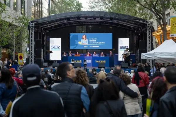 Twelve hours of radio on the street: SER celebrates Sant Jordi with its great programs and its listeners in Barcelona