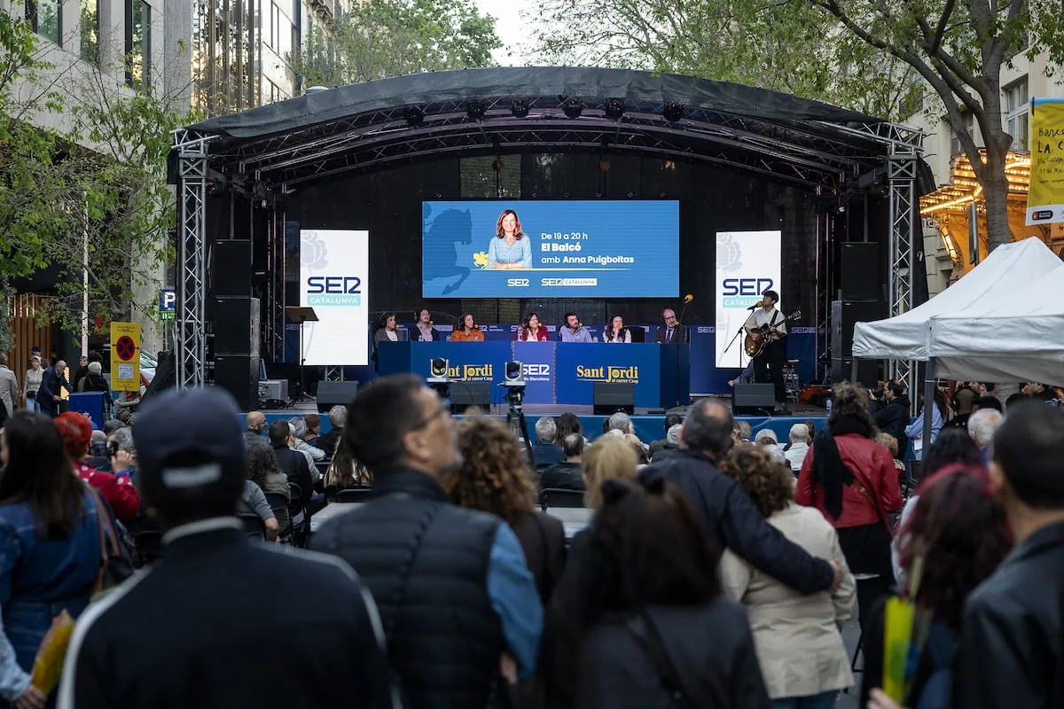Twelve hours of radio on the street: SER celebrates Sant Jordi with its great programs and its listeners in Barcelona