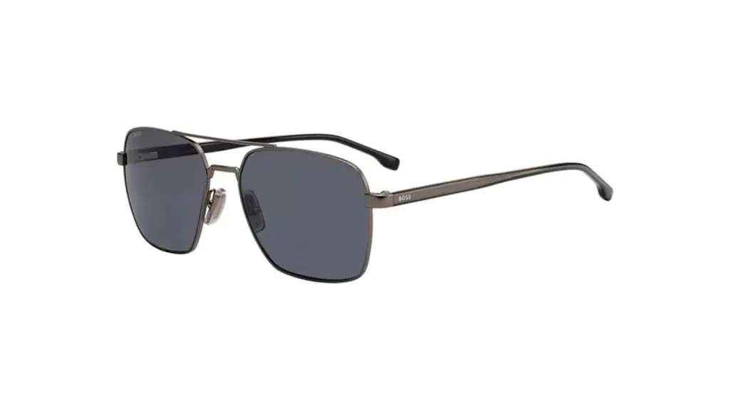 Gafas de sol para hombre sobre fondo blanco.