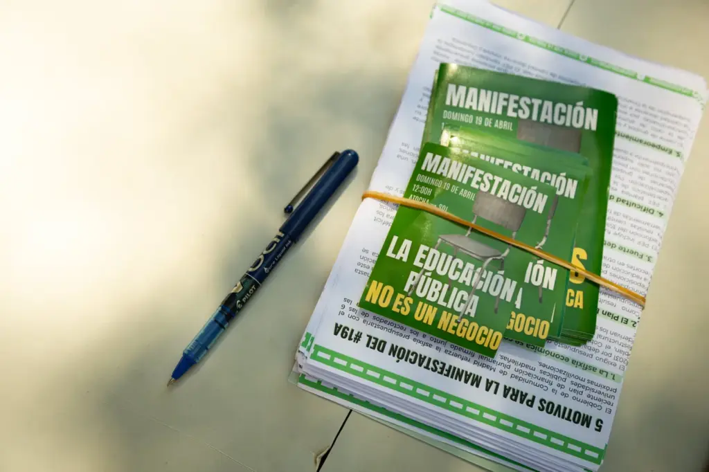 Thousands of professors and students from Complutense simulate a “referendum” to highlight that the cuts continue