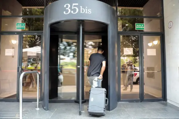 The UCO certifies payments to PSOE and PP from construction companies in the 'Azud case' and luxurious gifts to a senior official of the Consell from an investigated businessman