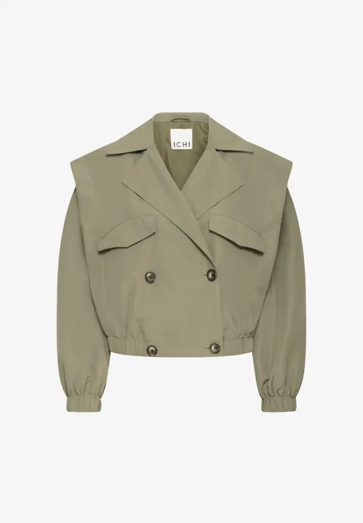 The short trench coat, a new interpretation perfect for transitional weather