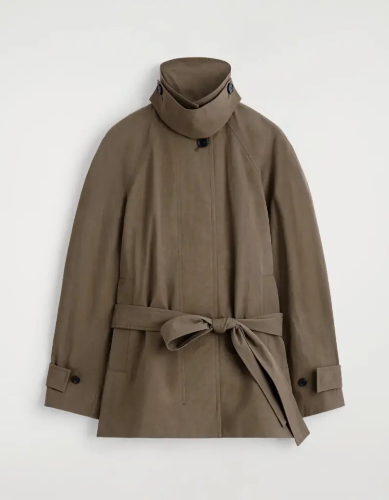 The short trench coat, a new interpretation perfect for transitional weather