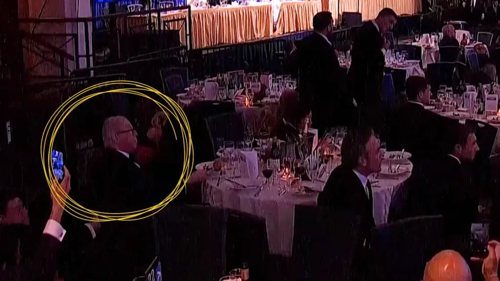Un invitado sigue comiendo durante los disparos en la Cena de Corresponsales de la Casa Blanca
