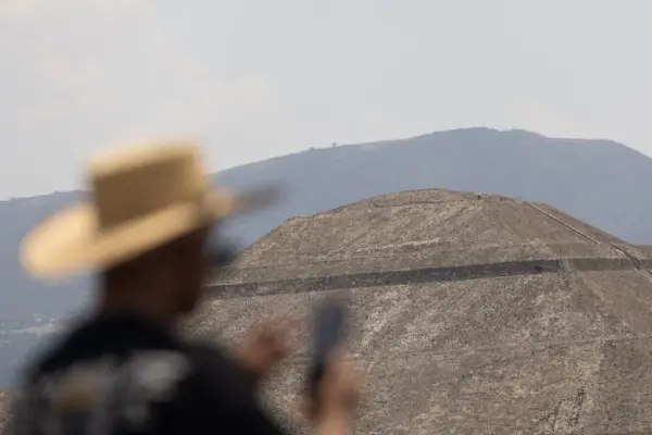 A new video shows Julio César Jasso reaching the top of the Pyramid of the Moon before opening fire in Teotihuacán
