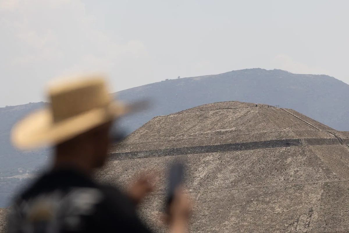 A new video shows Julio César Jasso reaching the top of the Pyramid of the Moon before opening fire in Teotihuacán
