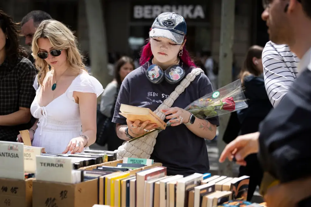 Sant Jordi moves to Portal de l’Àngel and the Cathedral to avoid the works on the Ramblas