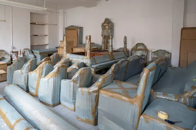 The Fine Arts of Cádiz languish among scaffolding of works