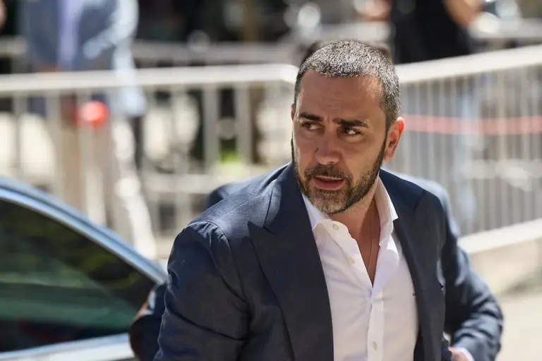 Businessman Víctor de Aldama, arriving at the Supreme Court, April 15, 2026, Madrid (Spain). The defendants have been sitting since April 7 at the Supreme Court bench for alleged irregularities in mask contracts awarded from the Ministry of Transport during the pandemic. Both Ábalos and Koldo have been in provisional prison since November 27 and declare themselves innocent, assuring in their defense writings that they committed no crime, however, Anti-corruption alleges that Ábalos, Koldo and Aldama 