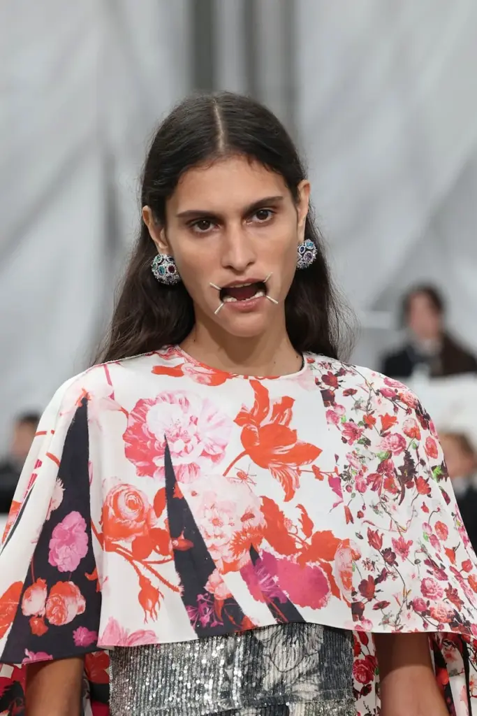 The existential crisis of fashion designers: between the dictatorship of 'scroll' and the greed of investment funds