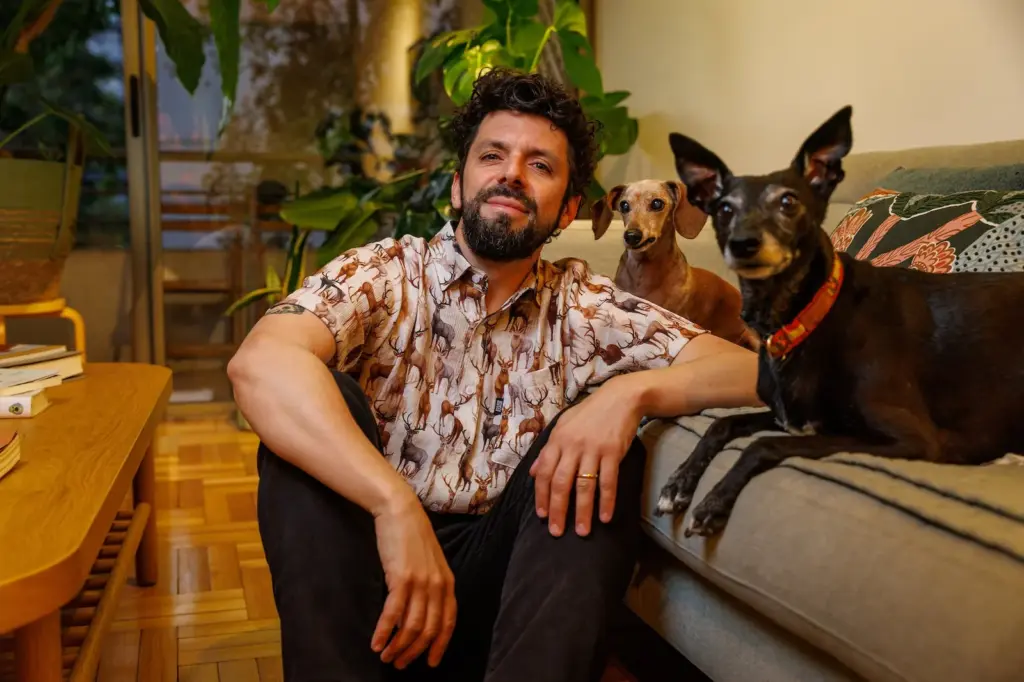 Javier Rodríguez, writer: “There is a political issue in giving a dog a voice in a novel”