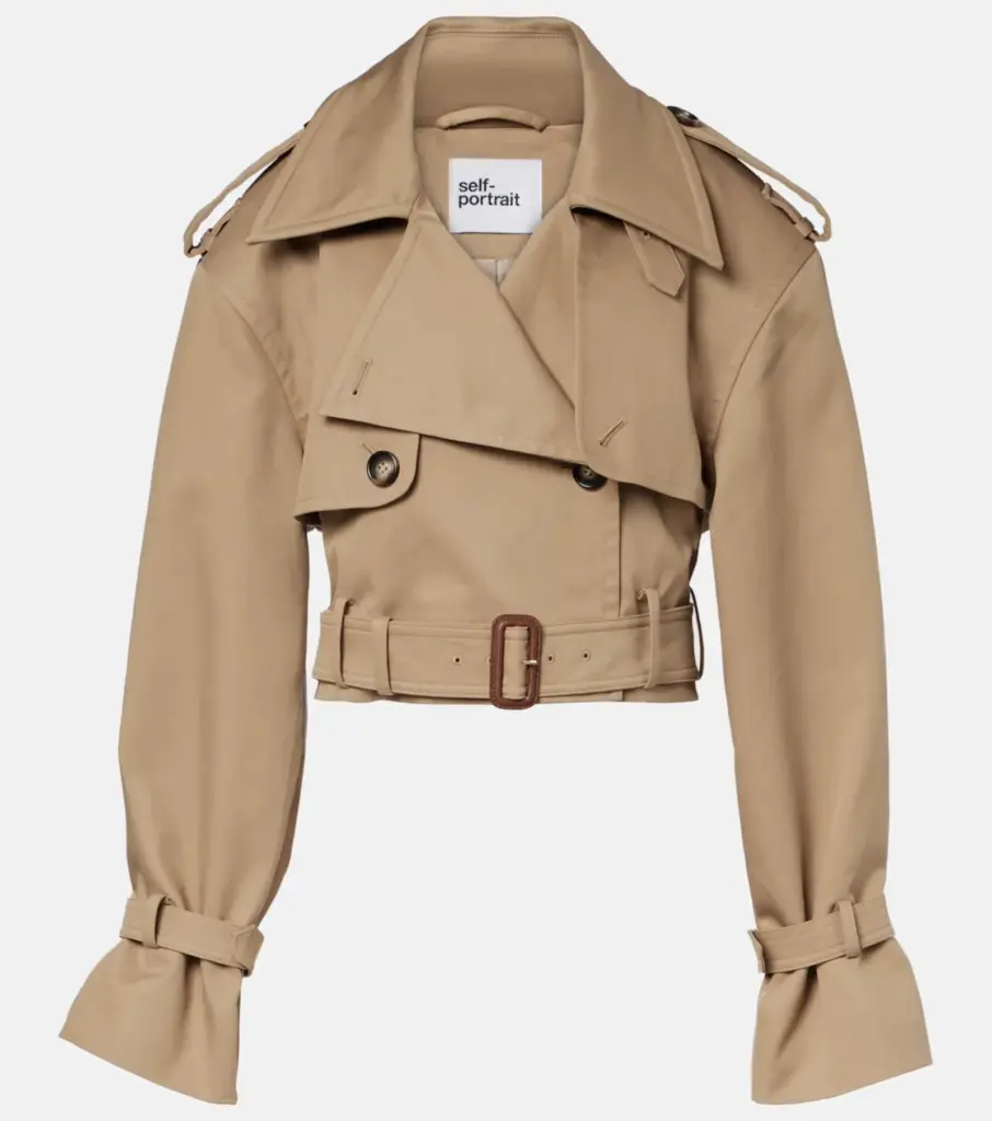 The short trench coat, a new interpretation perfect for transitional weather