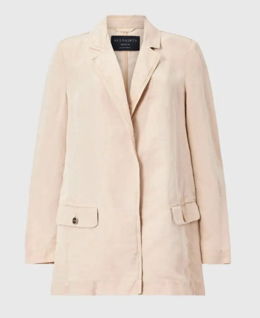 The short trench coat, a new interpretation perfect for transitional weather