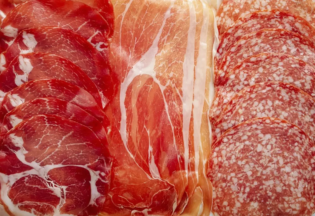 Is eating sausages as carcinogenic as smoking? Myths and truths about processed meats and cold cuts