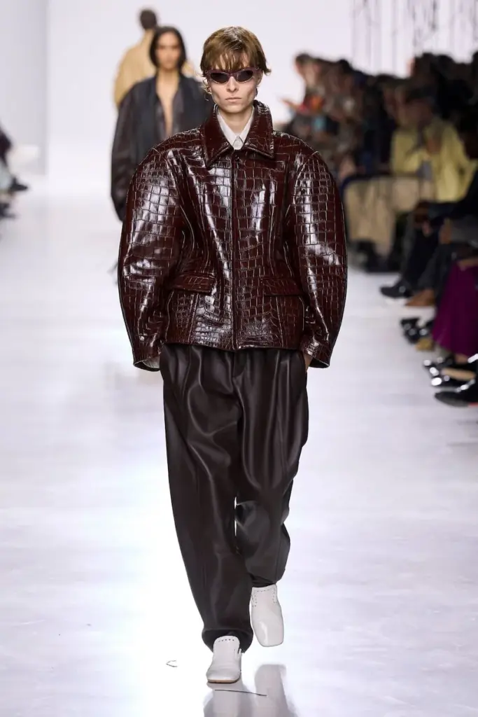 The existential crisis of fashion designers: between the dictatorship of 'scroll' and the greed of investment funds