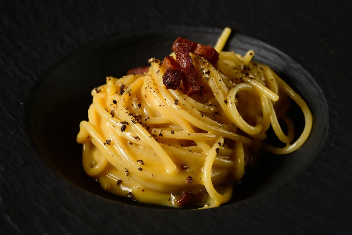 How to make the most loved and mistreated recipe of Italian cuisine: errors and forbidden ingredients of pasta carbonara
