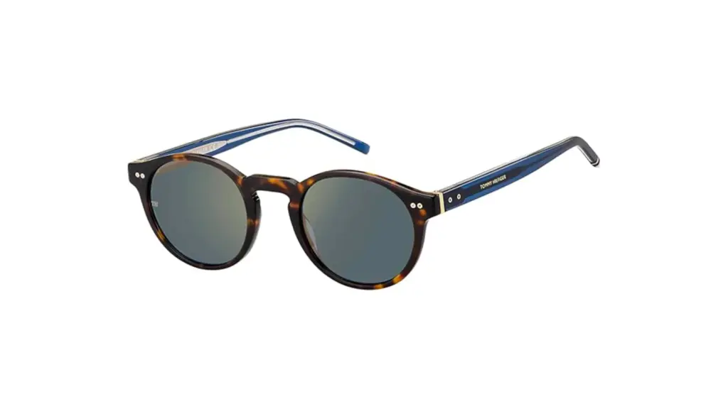 Gafas de sol para hombre sobre fondo blanco.